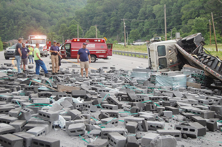 Truck crash injures driver, covers U.S. 119 with blocks